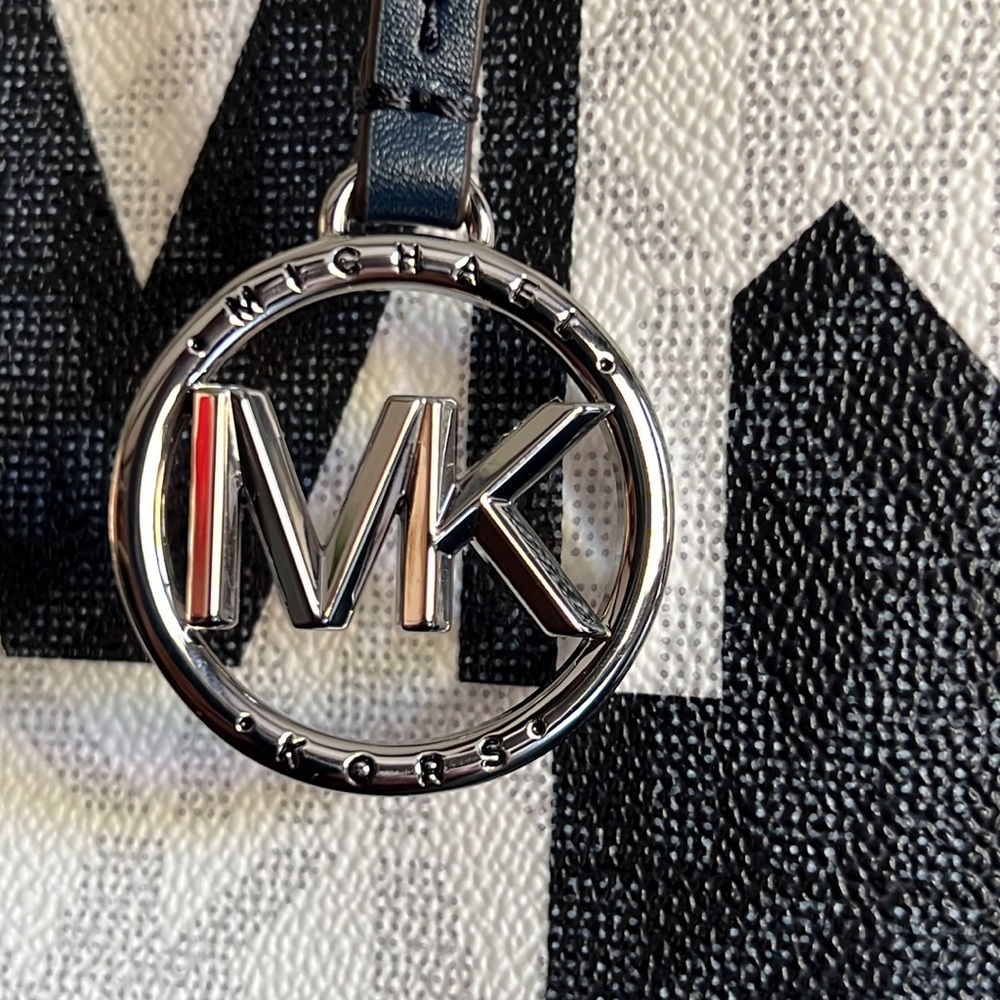 Mom ♥️…Michael Kors 100% original with tags. Never used. Gorgeous leather. - Picture 6 of 10